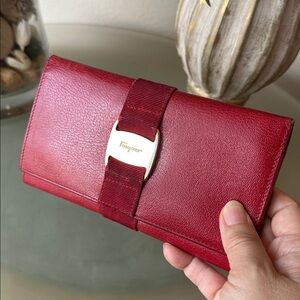 Luxury Salvatore Ferragamo Vara 223059 Burgundy Leather Bi-Fold Long Wallet